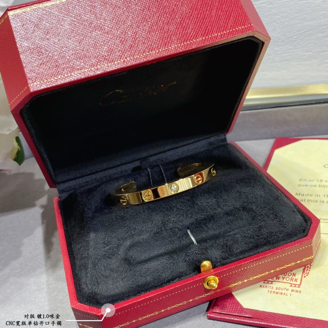ca*t*er wide single Di*m*nd open love bracelet