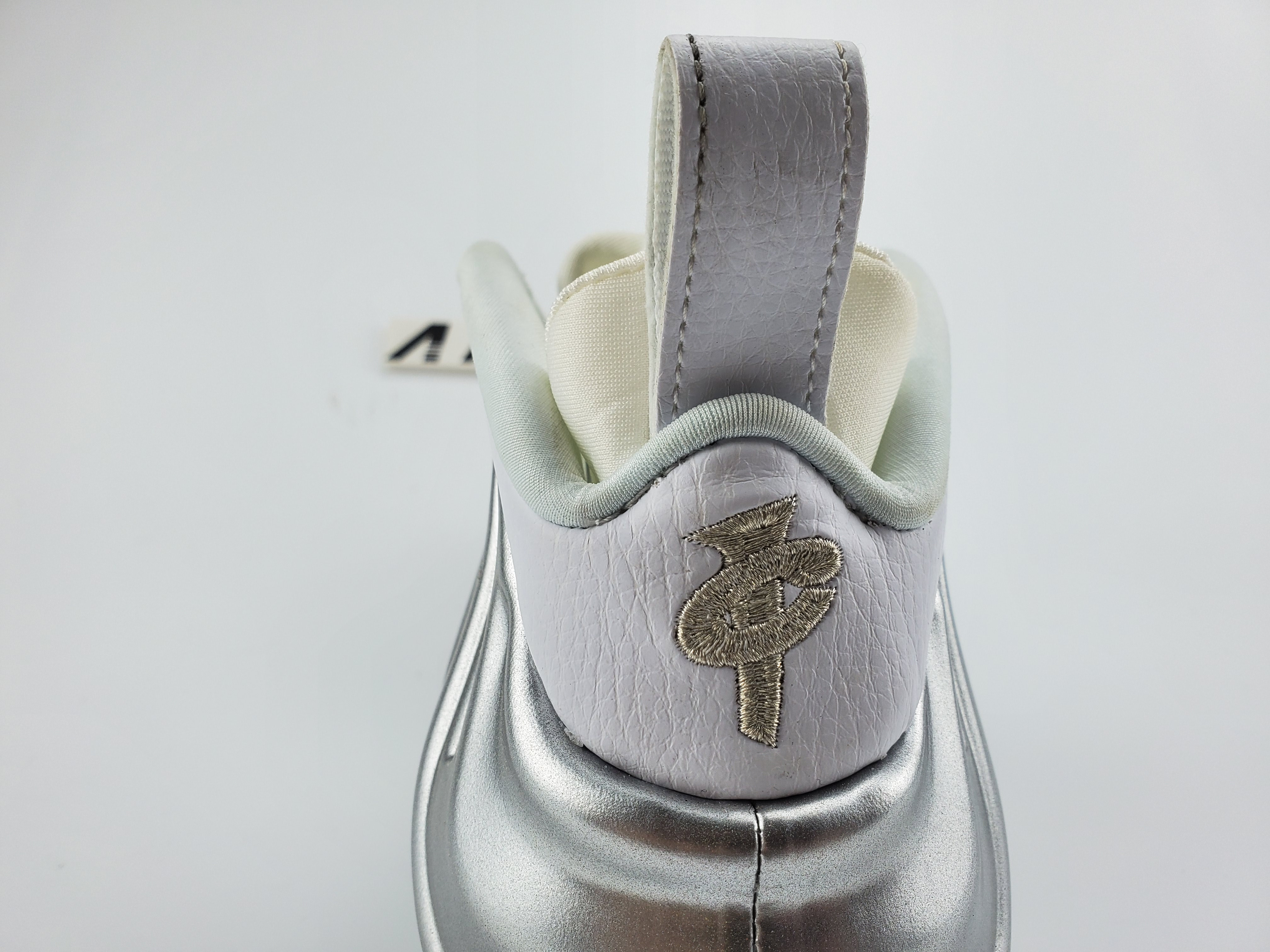 air foamposite one Ch*0me white
