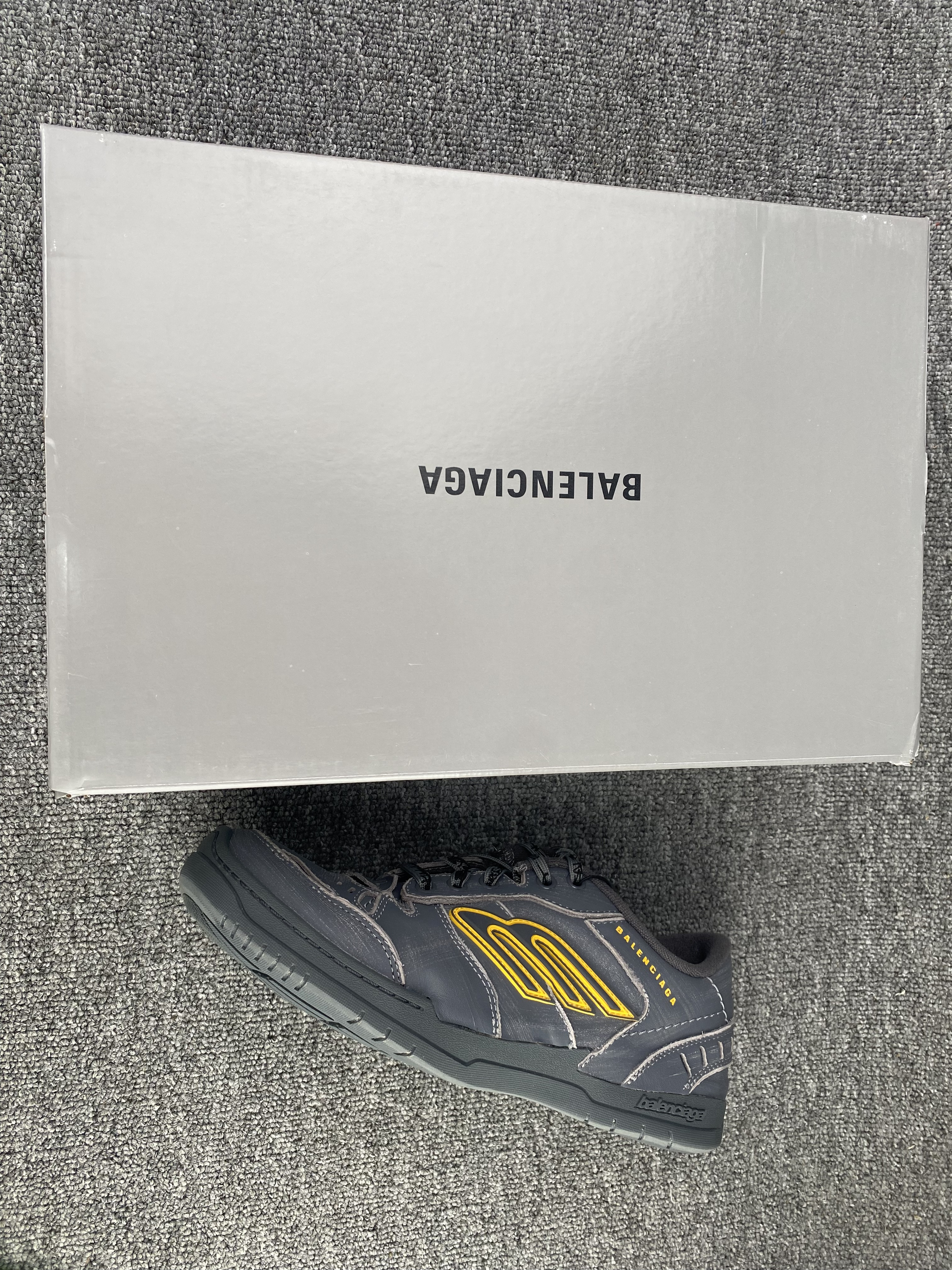 ua Ba*len*cia*ga hamptons worn-out sneaker in grey/yellow(run one size large)