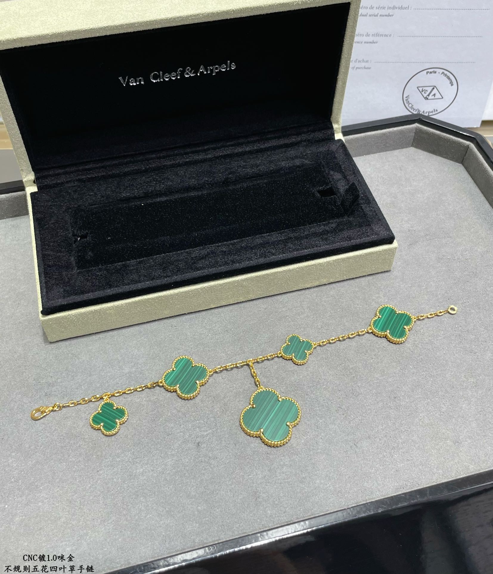 V*N CL*F & arpels natural malachite irregular five-flowered four-leaf clover bracelet