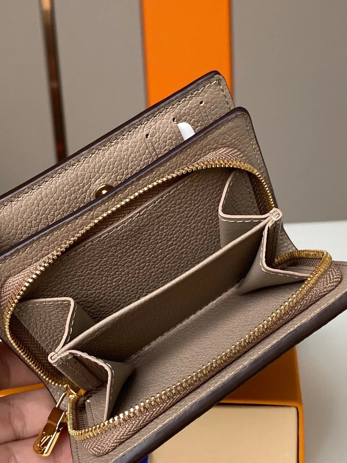 LV CLEA WALLET M80152