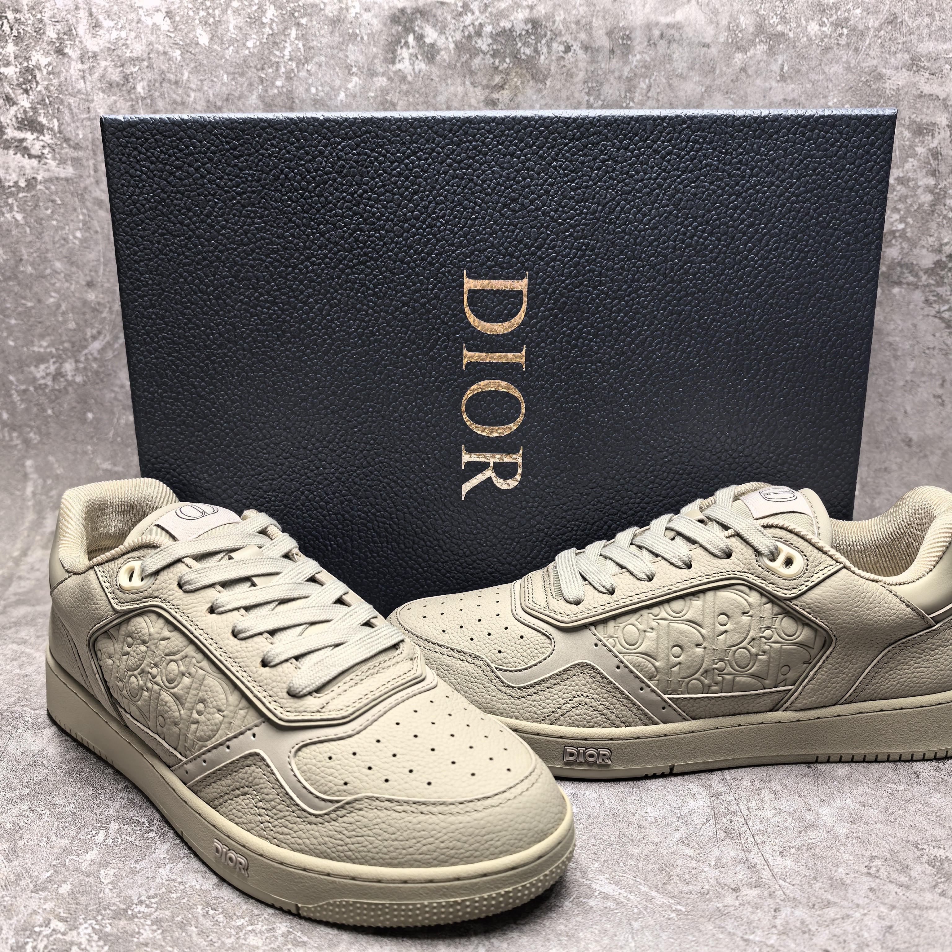 ua D*or sneaker