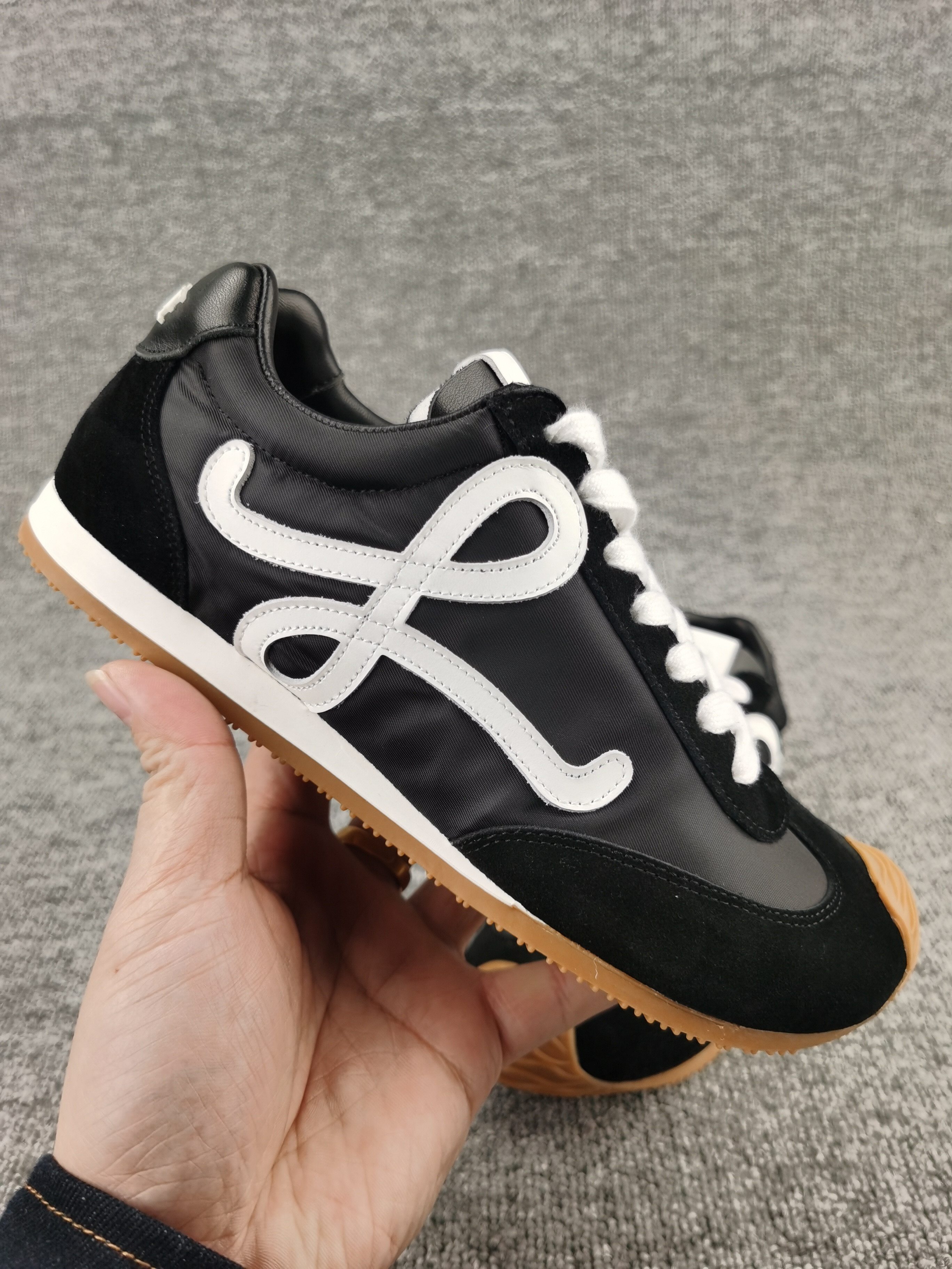 ua L0ew* sneakers