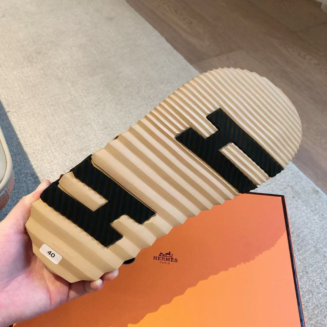 ua H**mes junior sandal