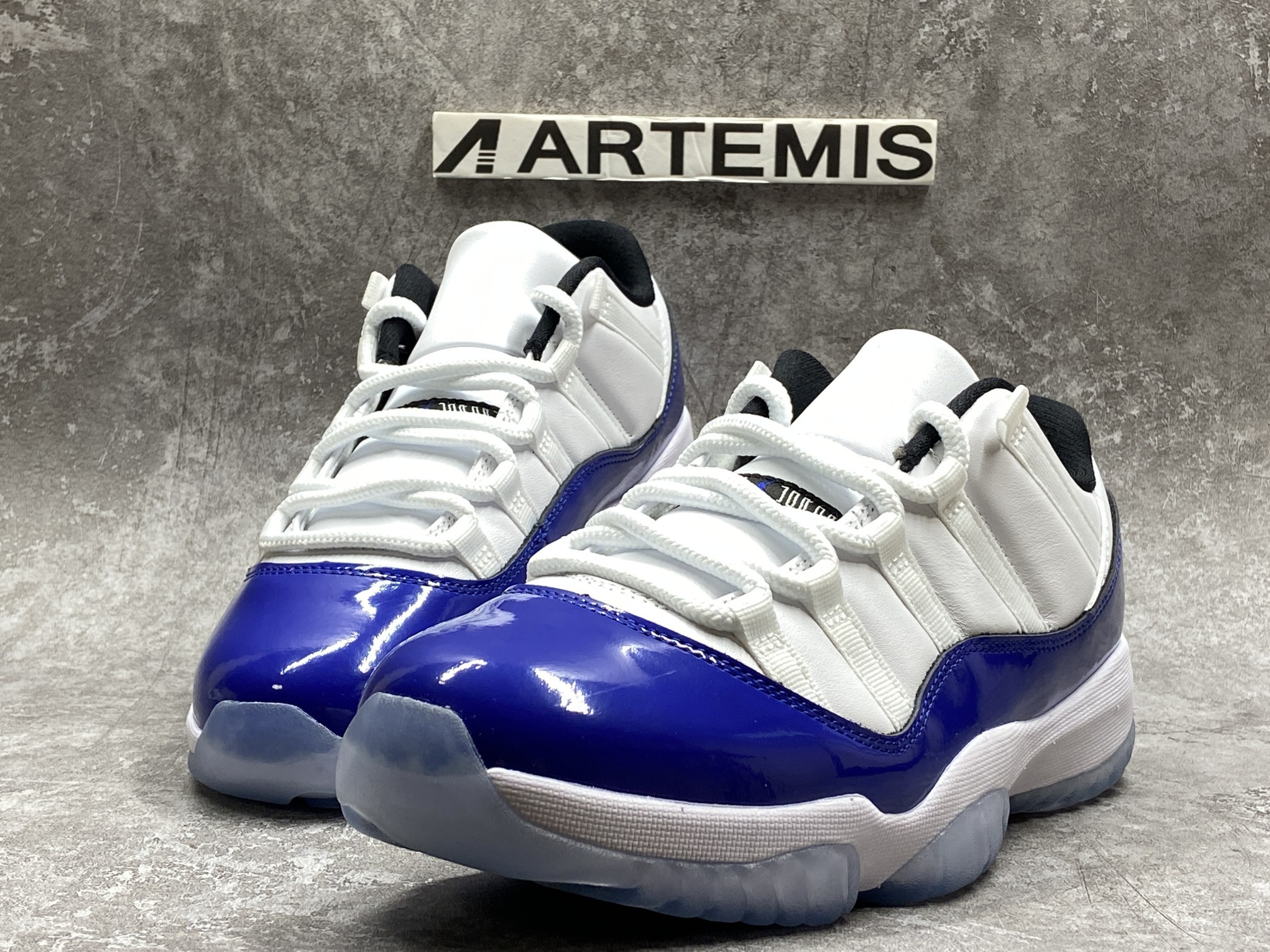 Air Jordan 11 Retro Low White Concord
