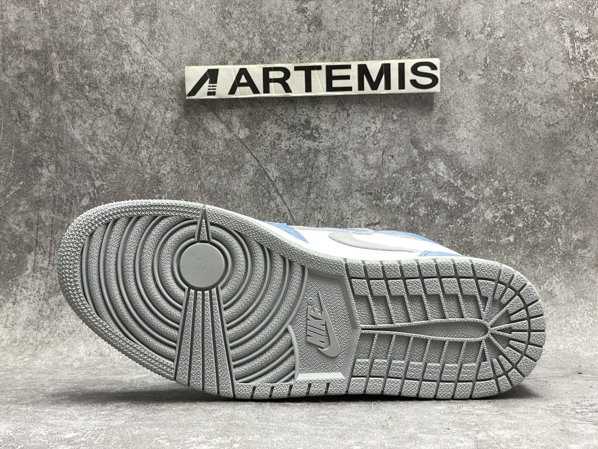 Air Jordan 1 Retro High Hyper Royal Smoke Grey