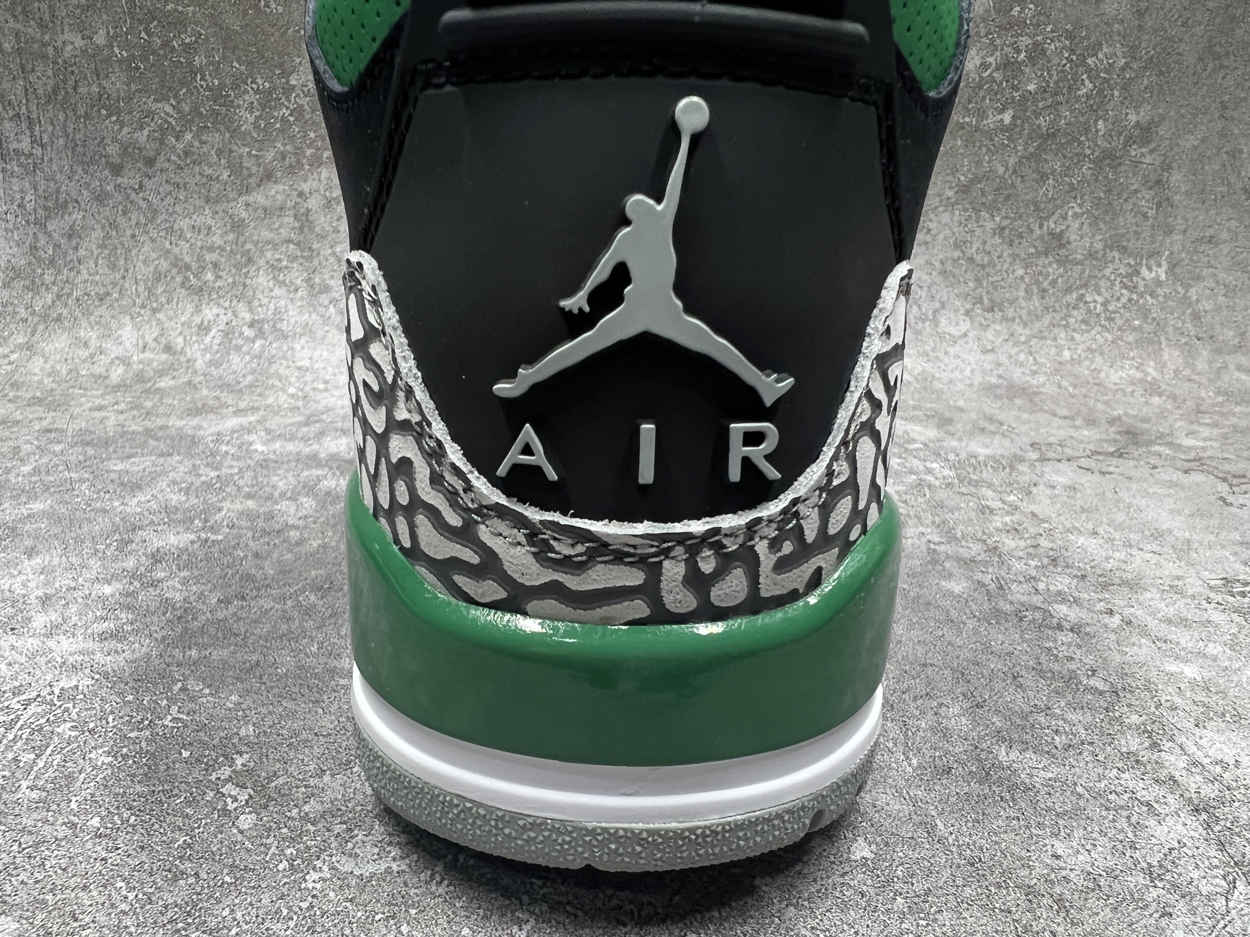 Air Jordan 3  Retro Pine Green