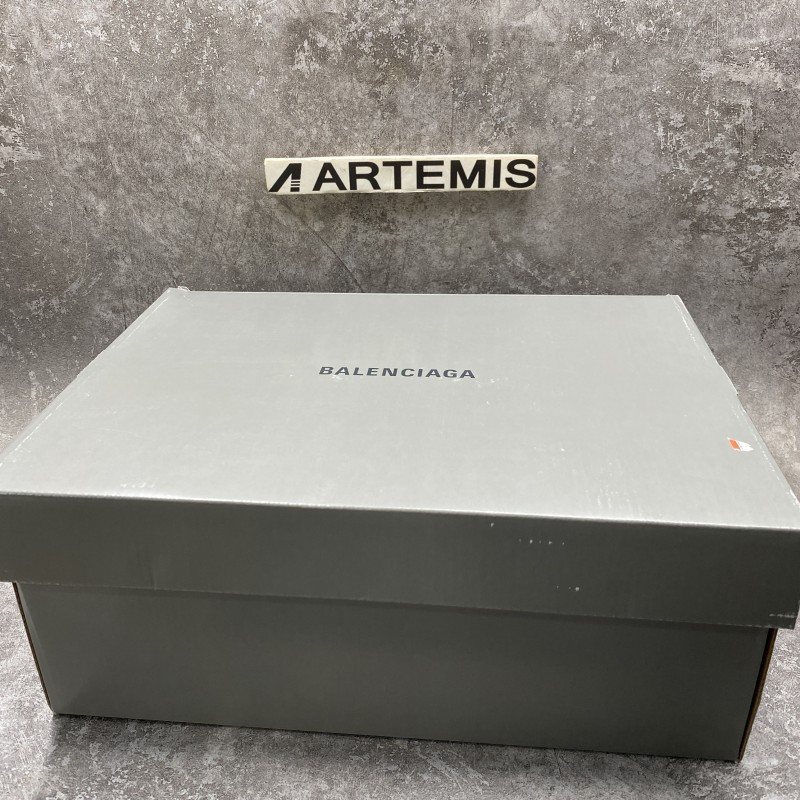 Balenciga Graffiti Runner Sneaker In Black