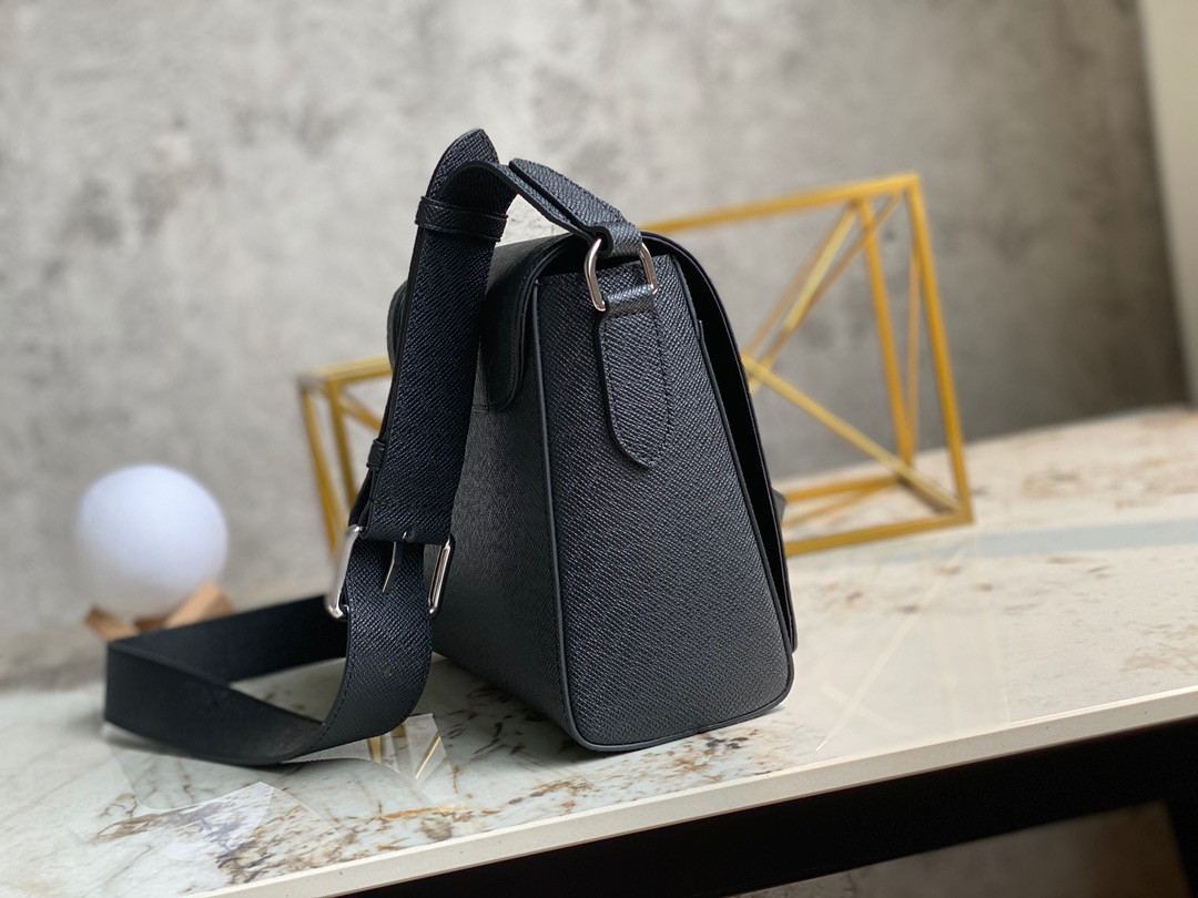 LV NEW FLAP MESSENGER M30807