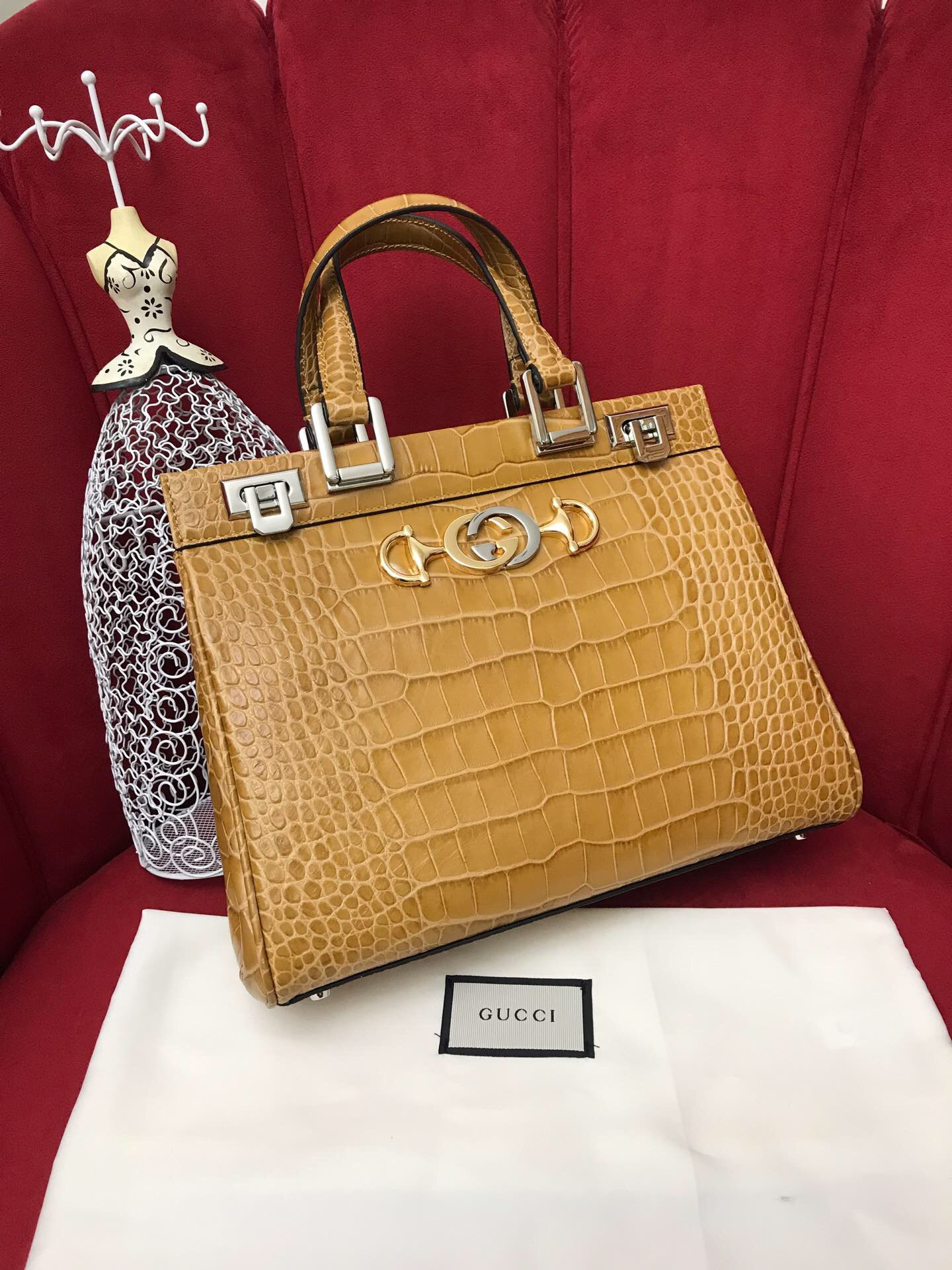 G*u*i zumi leather medium top handle bag