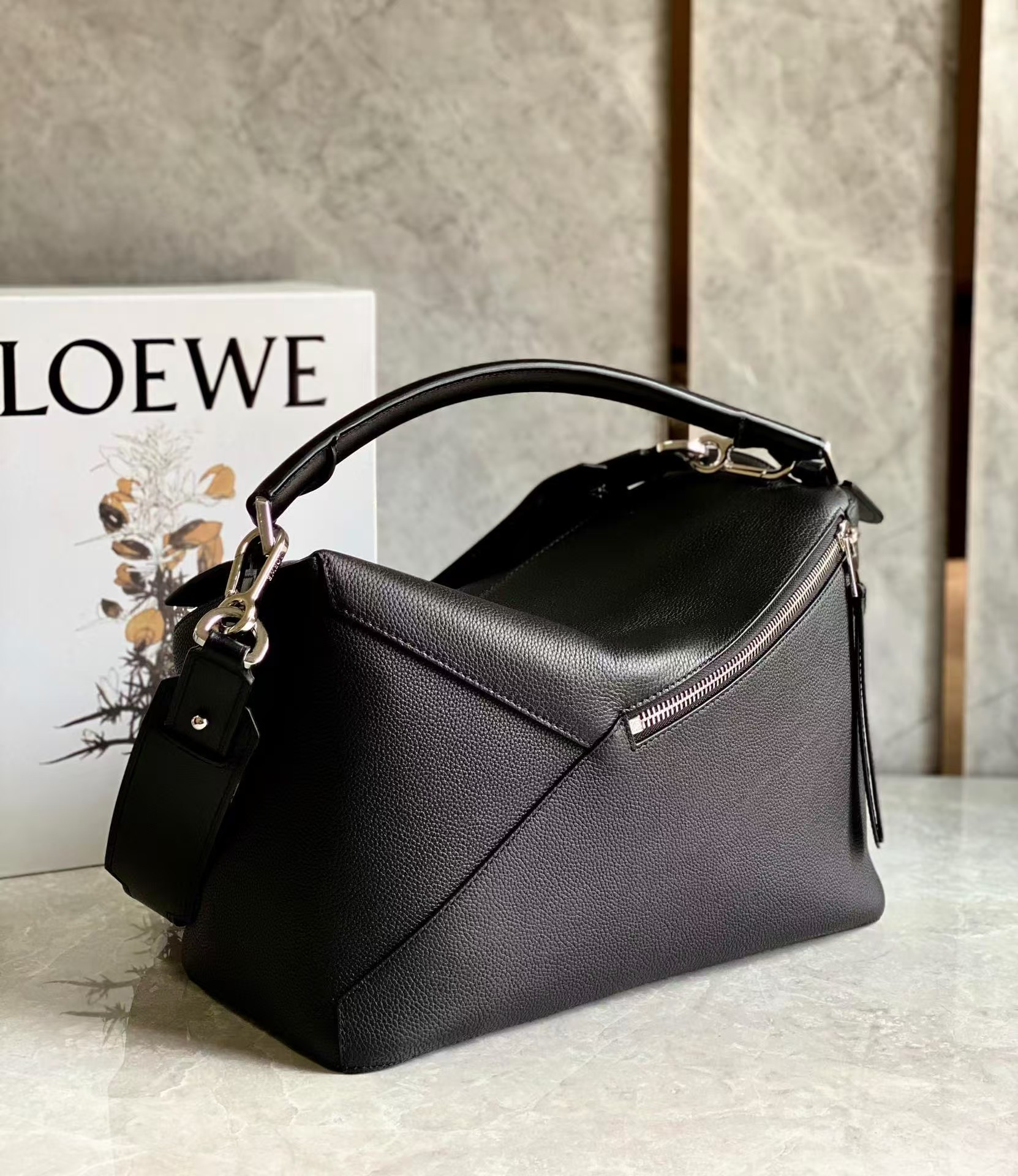 L0ew* puzzle edge 36.5 x 23 x 19 cm