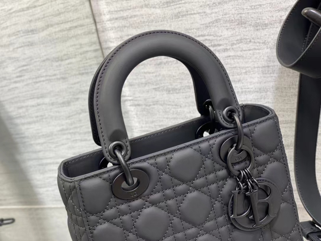 small lady D*or bag 20 x 17 x 8 cm