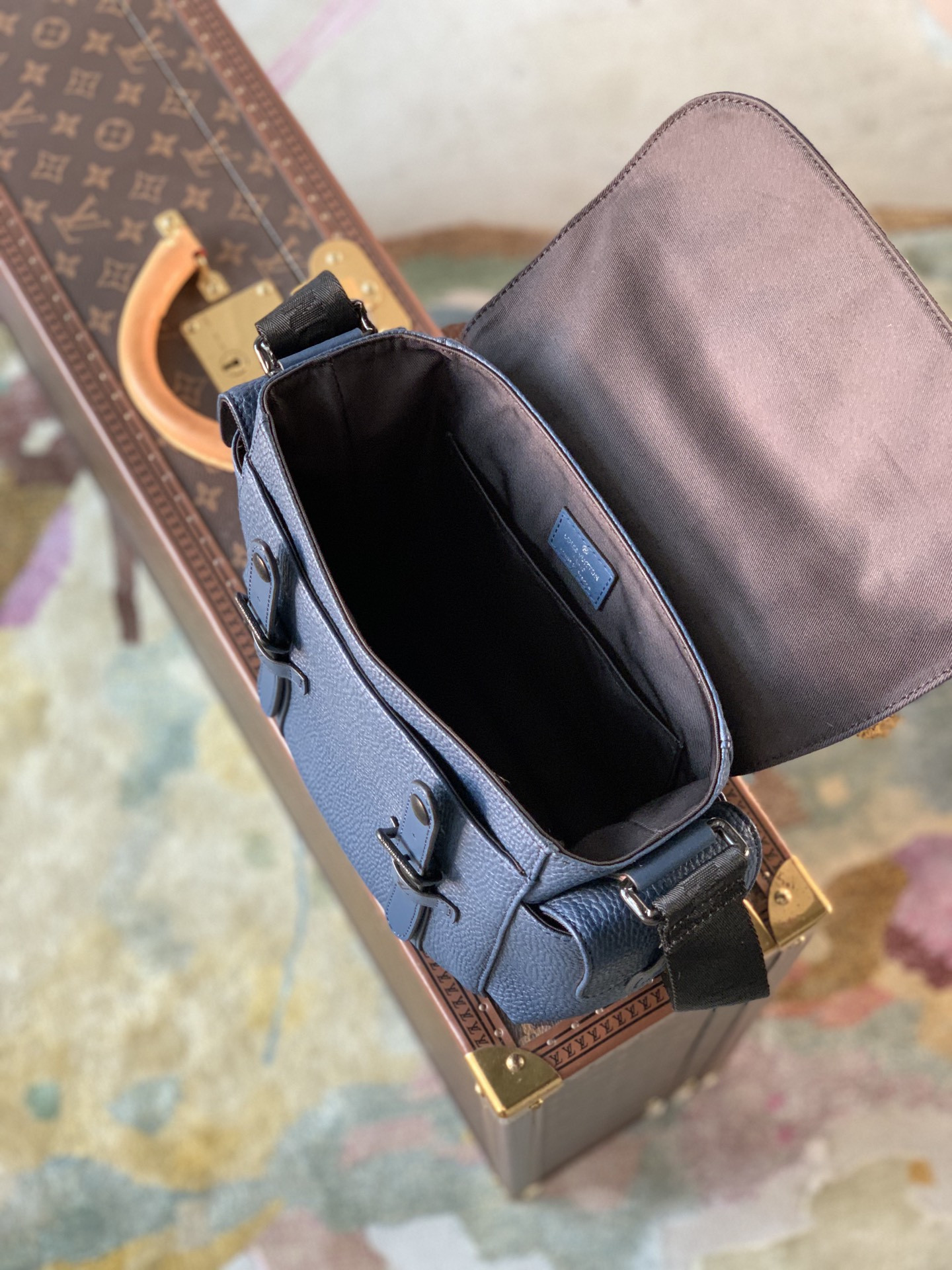 LV CHRISTOPHER MESSENGER M58475