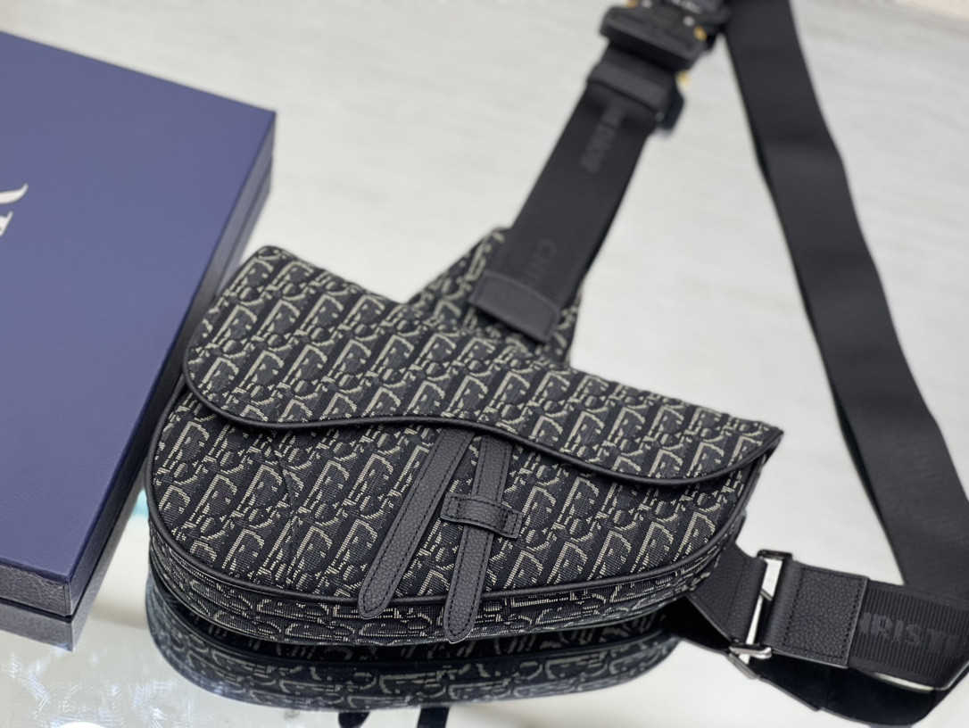 ch**an D*or saddle crossbody bag oblique canvas 26 x 19 x 4.5 cm