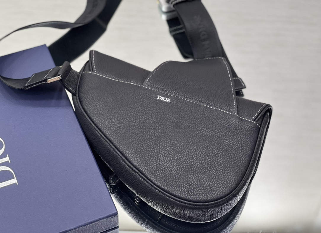 D*or saddle bag black grained calfskin 26 x 19 x 4.5 cm