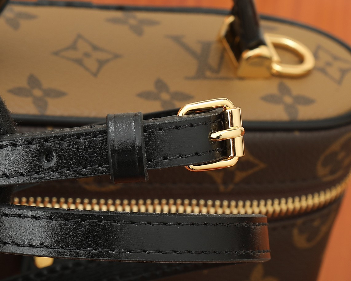 LV M47125 Vanity Chain Pouch 19 x 11.5 x 6.5 cm