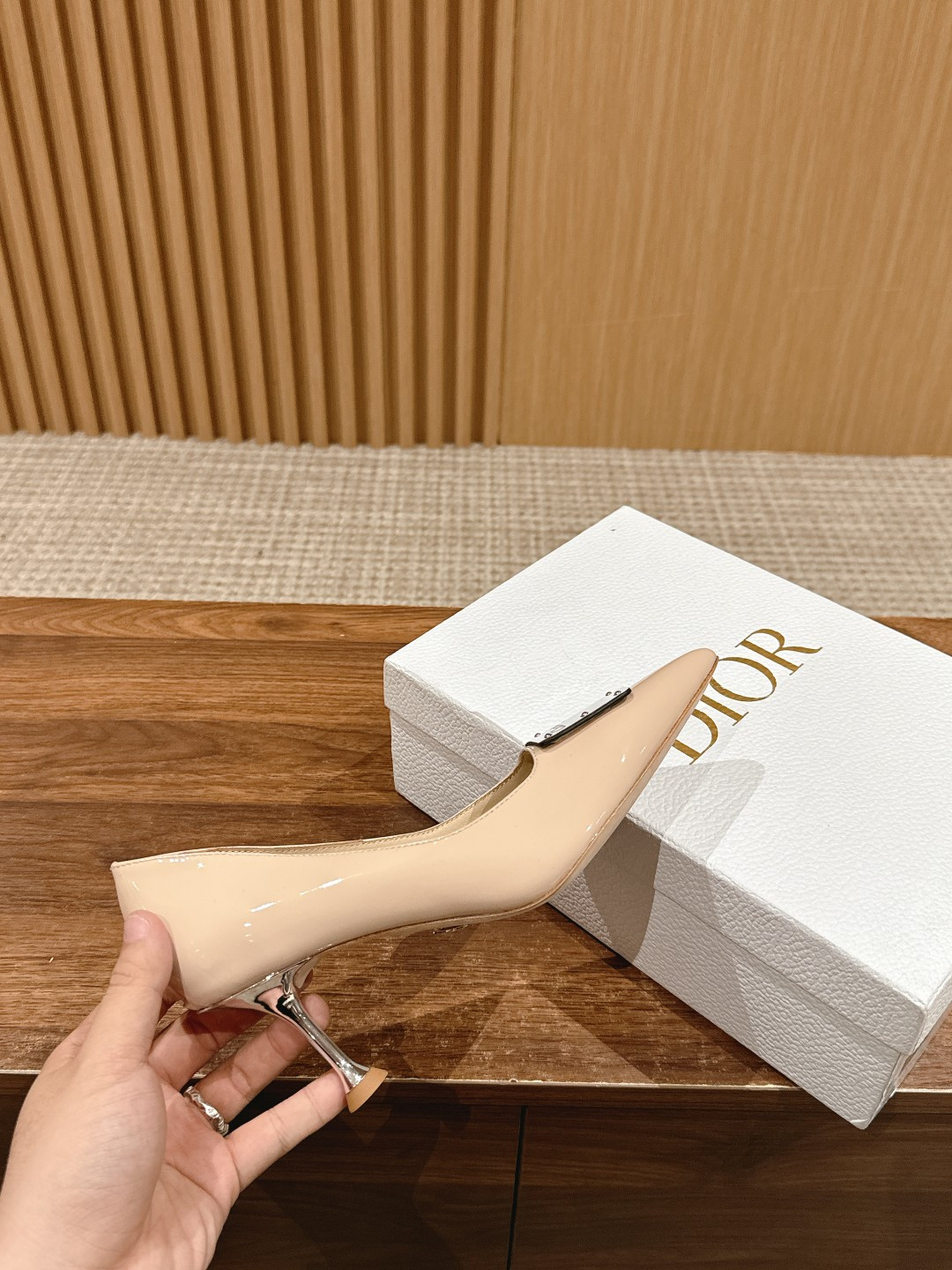 ua ch**an D*or la parusienne pump