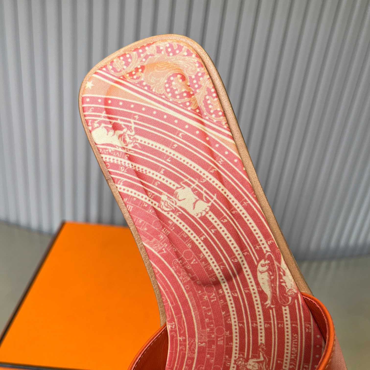 ua H**me5 oran sandal
