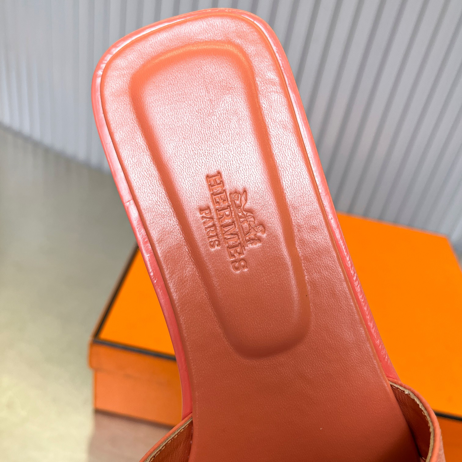 ua H**me5 oran sandal