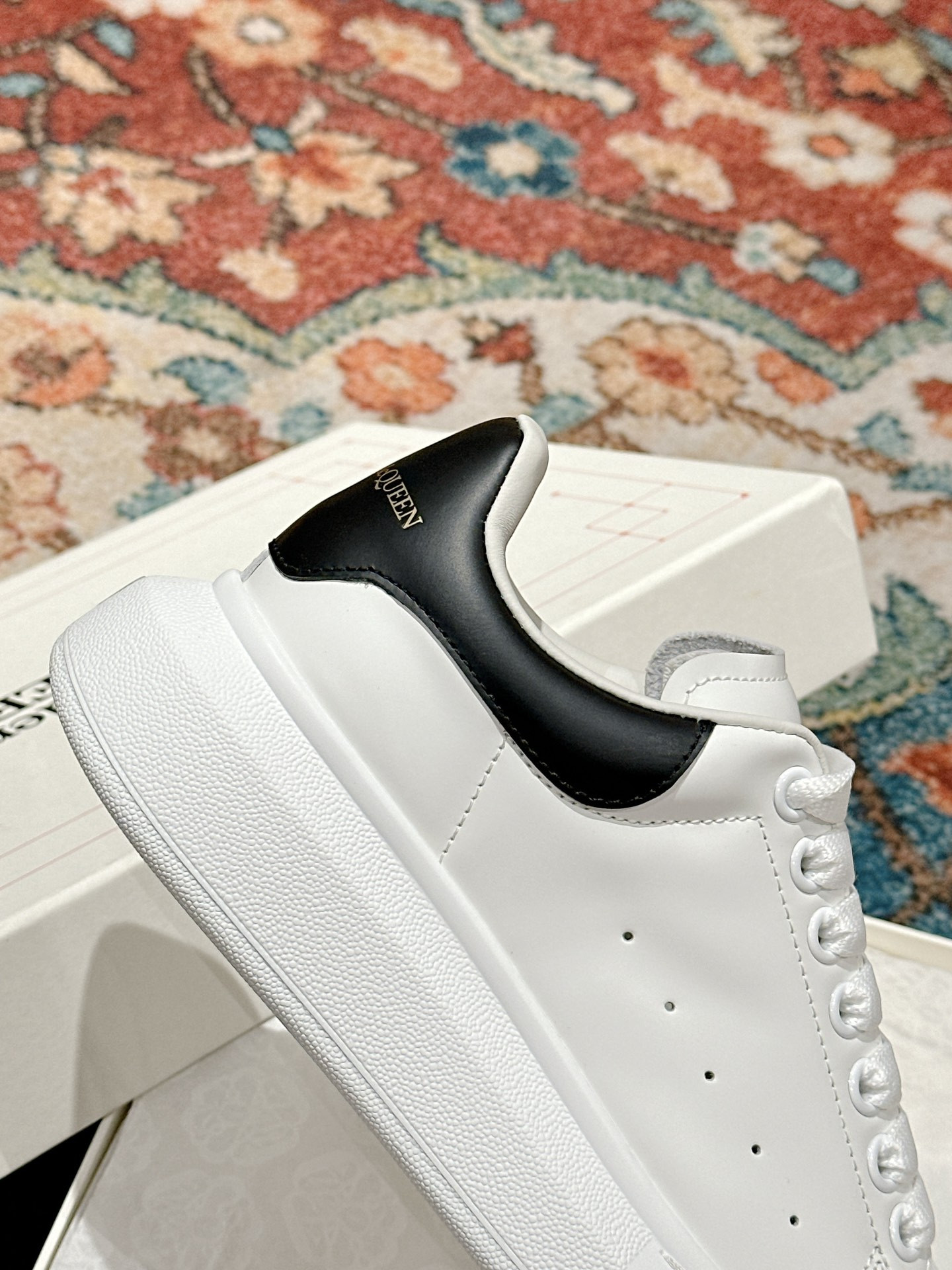 ua ale*d*r M*Q*en oversized  white black