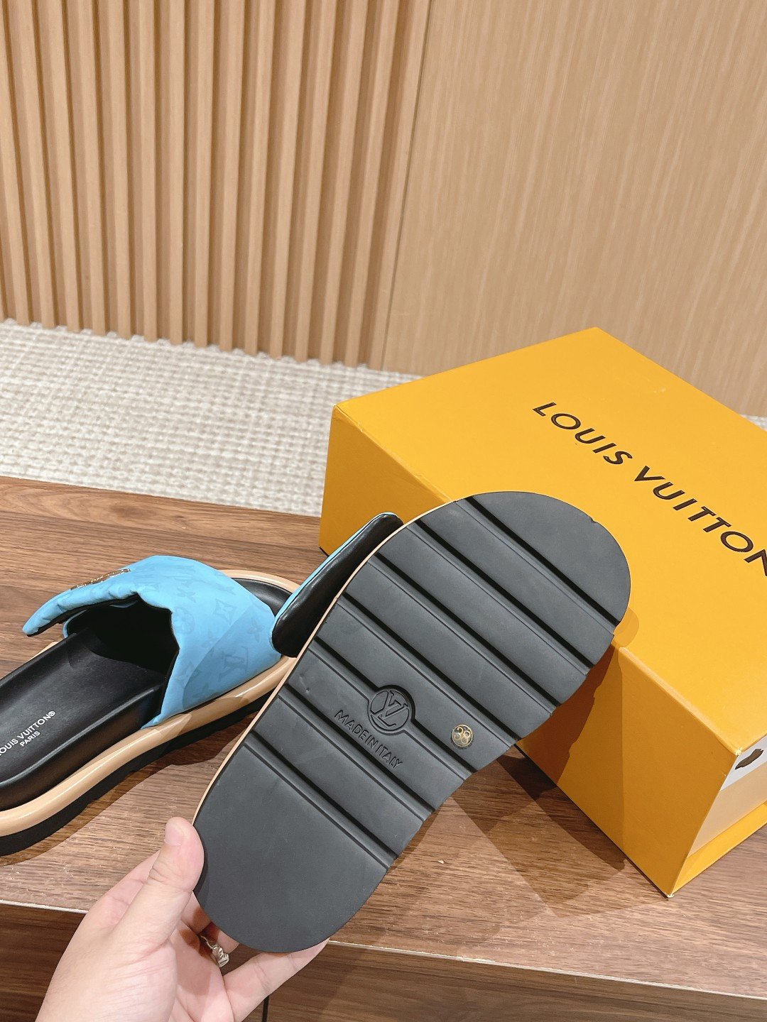 UA LV Pool Pillow Flat Comfort Mule