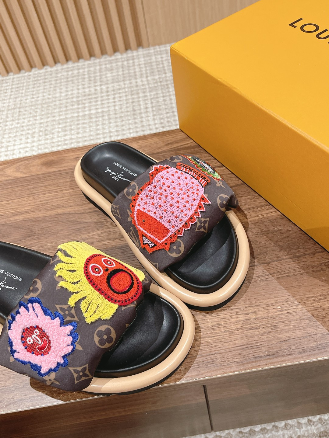 UA LV Pool Pillow Flat Comfort Mule