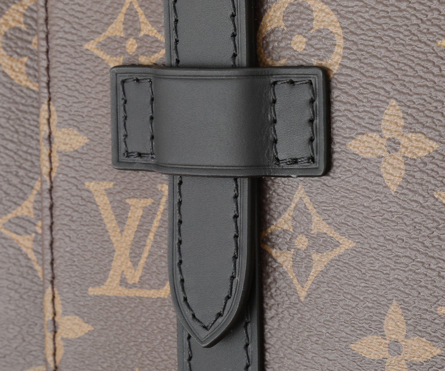 LV Christopher MM M43735 15 x 17.3 x 4.9 inches