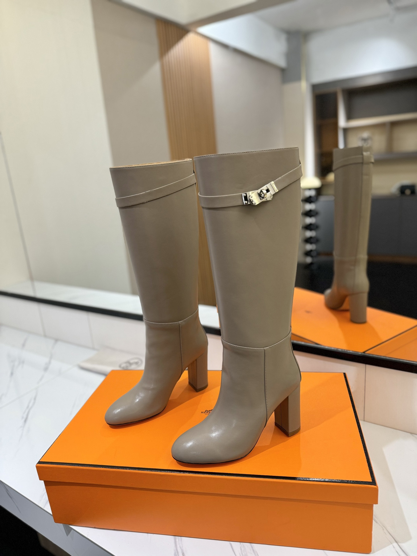 ua H**me5 jumping boots (heel height 8.5cm)