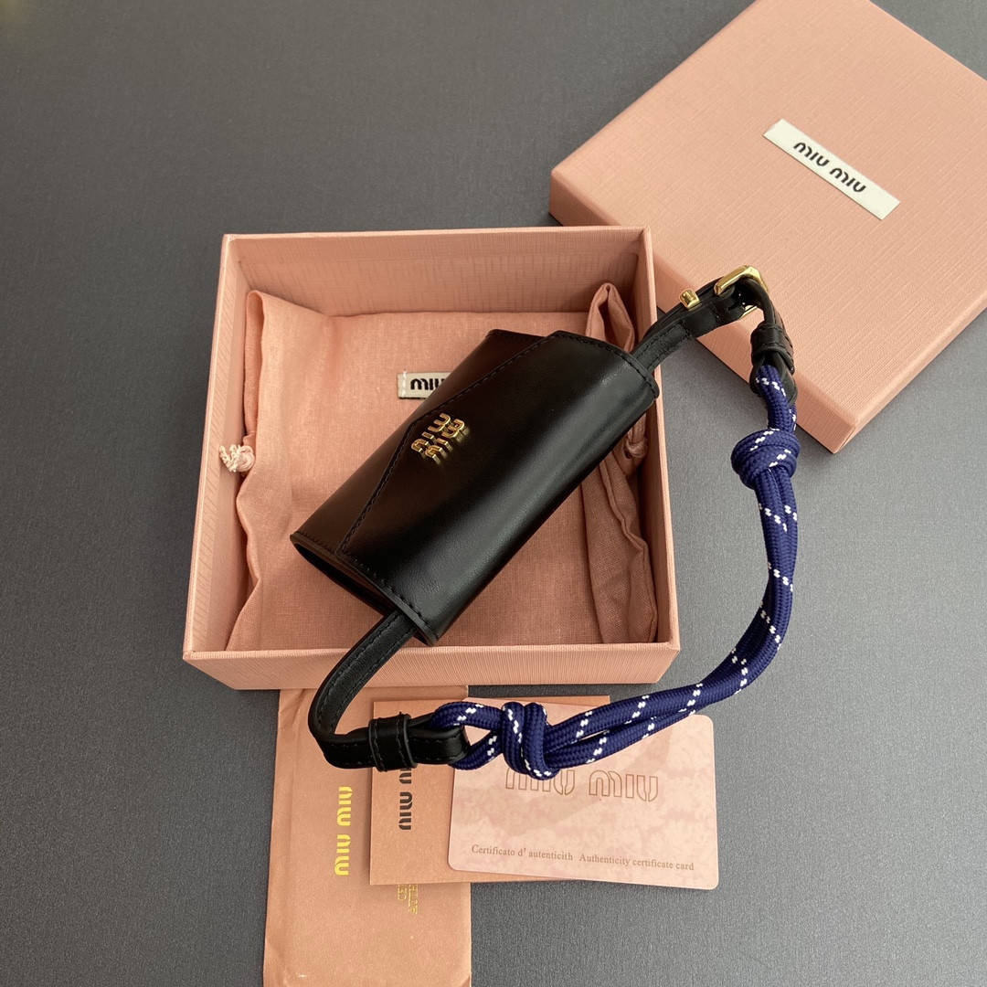Miu Miu Leather shoulder wallet 8.5x10.5x2cm