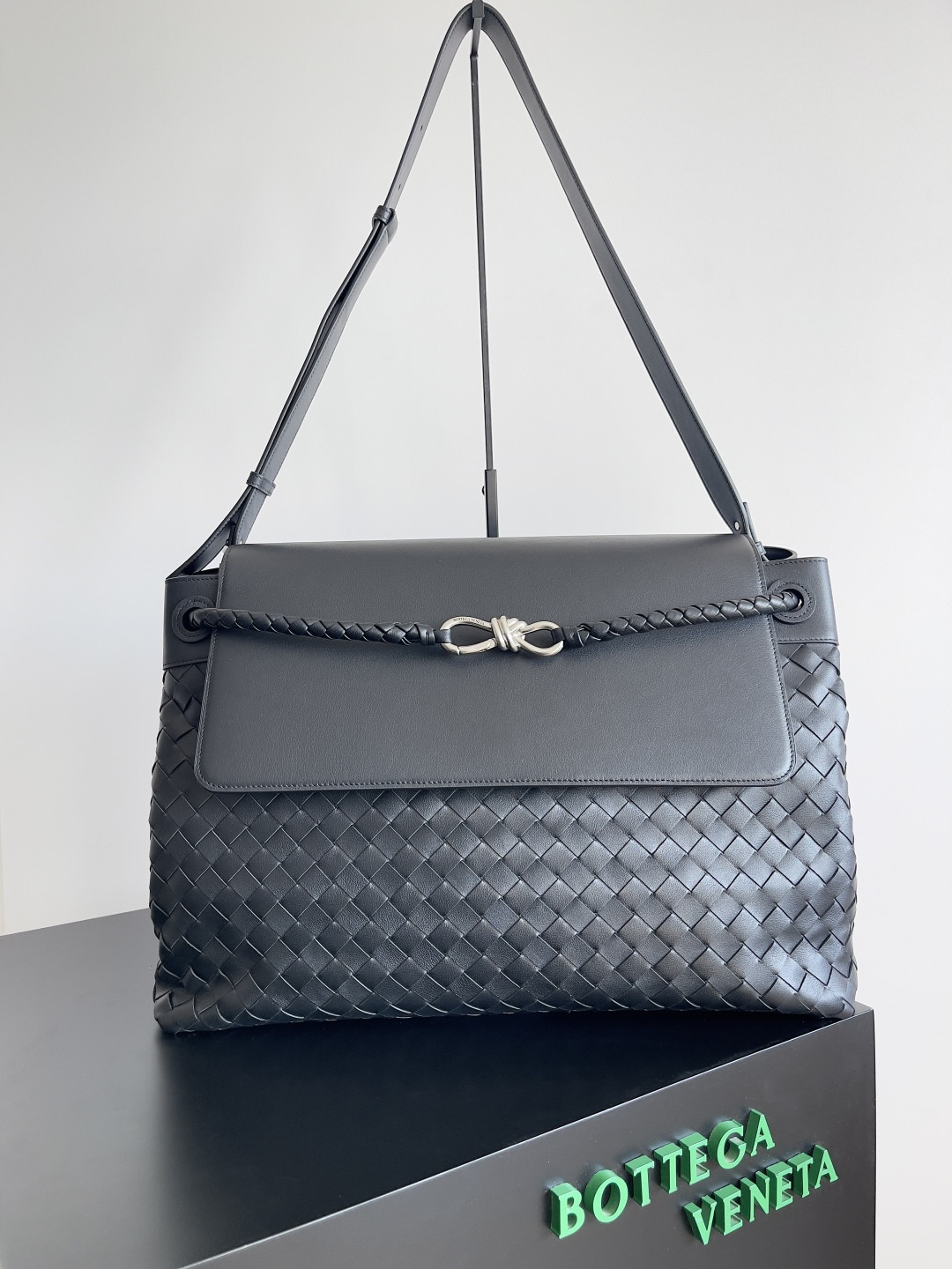 bo*te*ga Ve*ne*ta large andiamo messenger 43x32x20cm