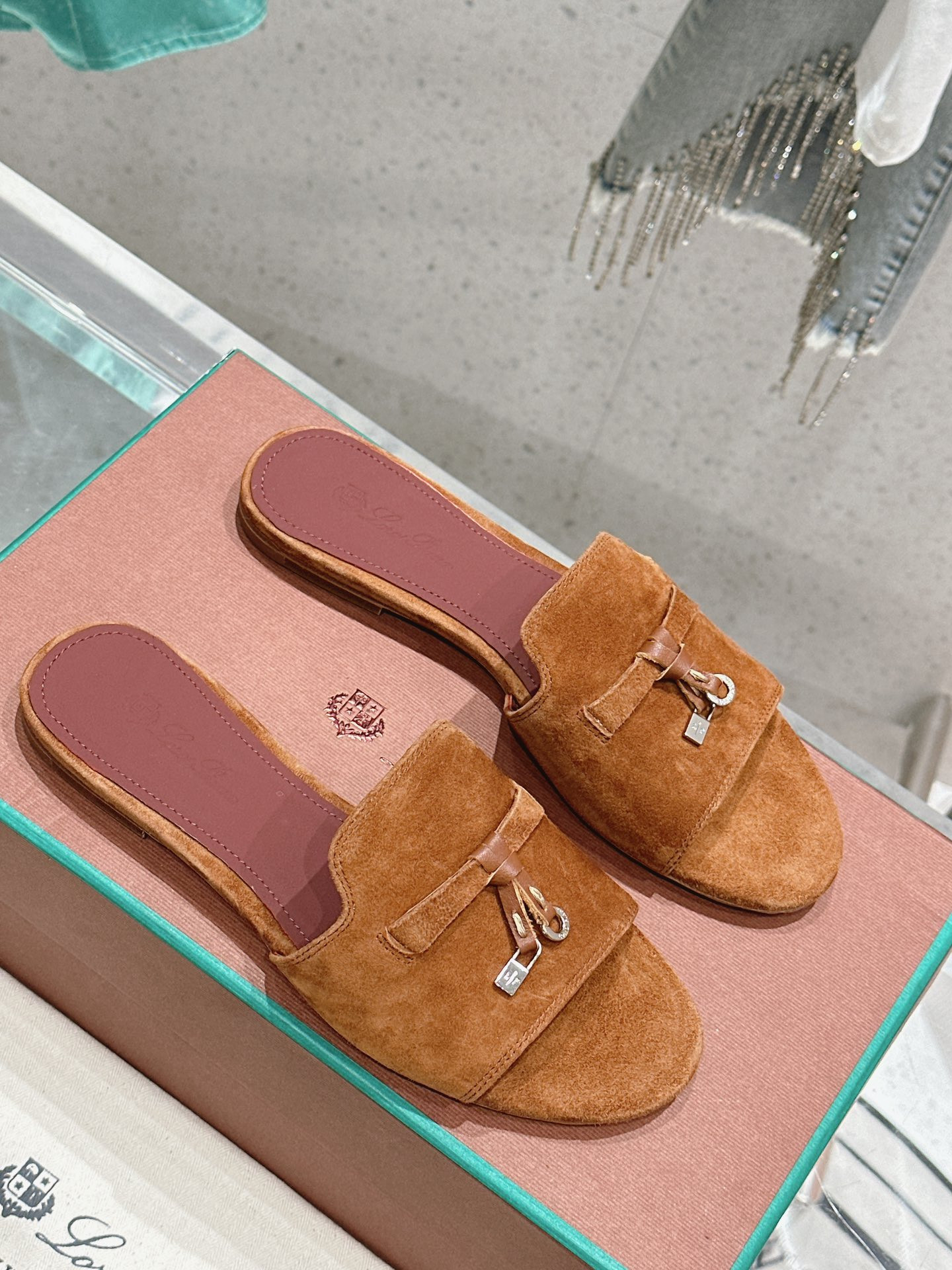 ua L**o p*ana summer charms sandal