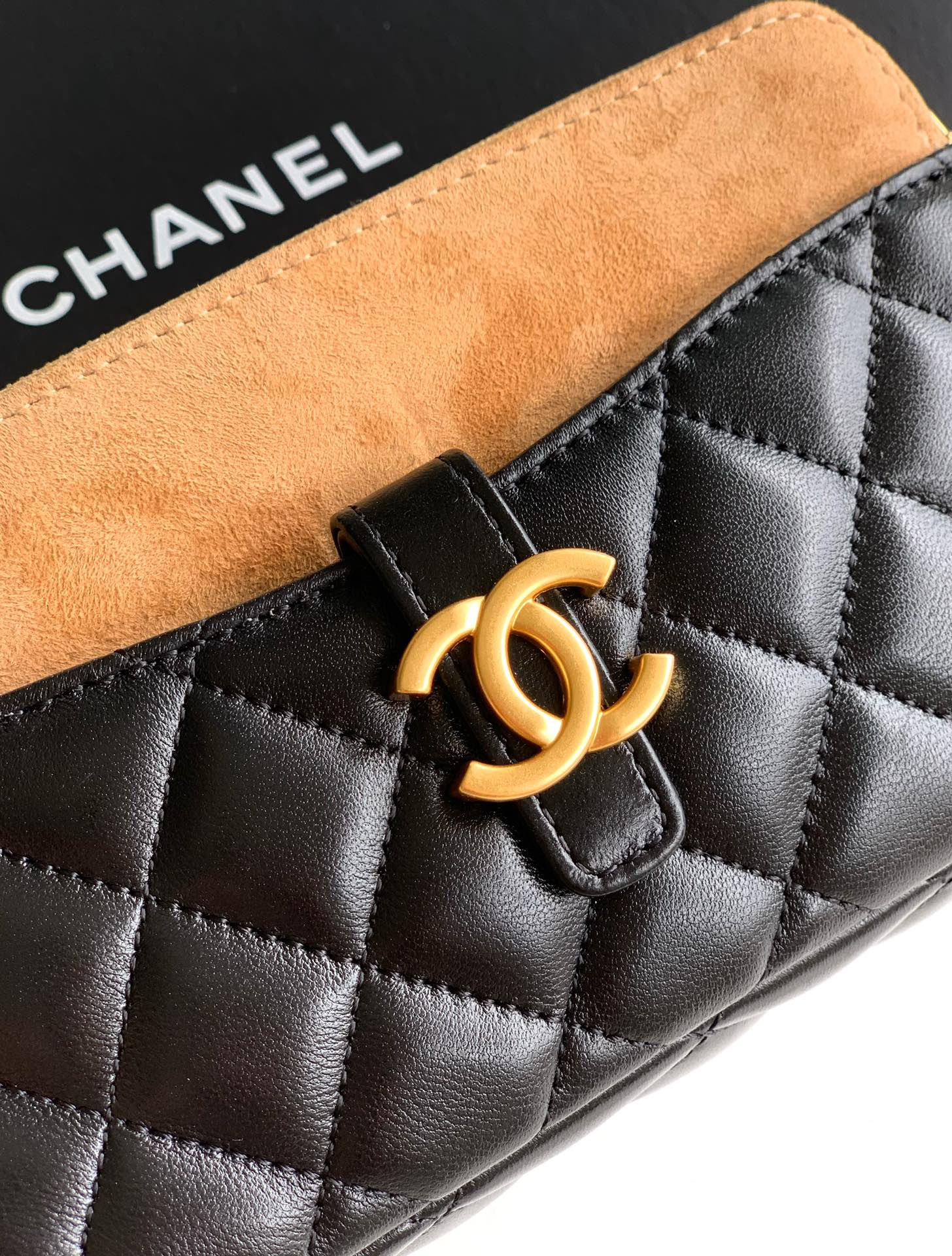 Ch*el zipped phone holder with chain ap4743 10x18x3cm
