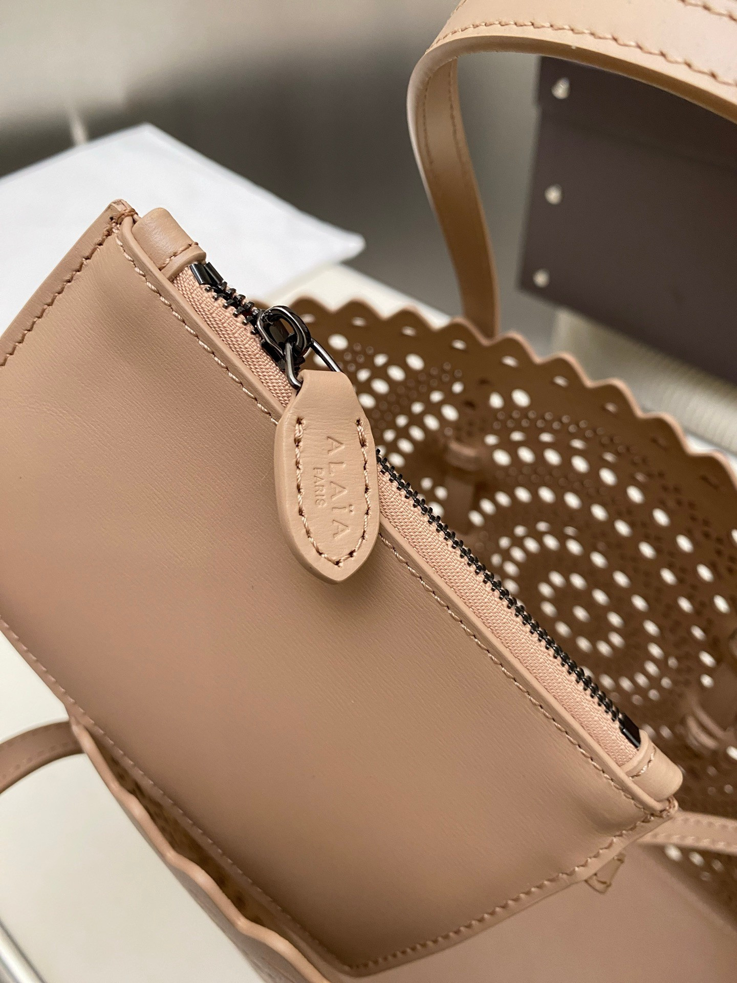 ALAÏA Mina 25 bag 25x20x12cm