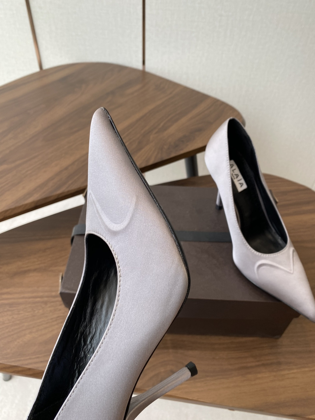 UA Alaia Pointy-Toe Pumps 9cm Heel(Customized Size 7-10 days production time)
