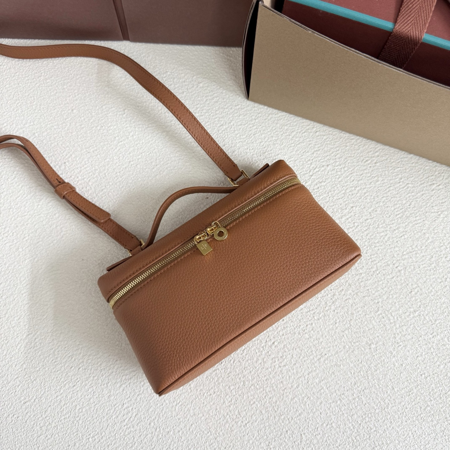 L**o p*ana extra pocket l19 grained calfskin 11 x 19 x 6.5 cm