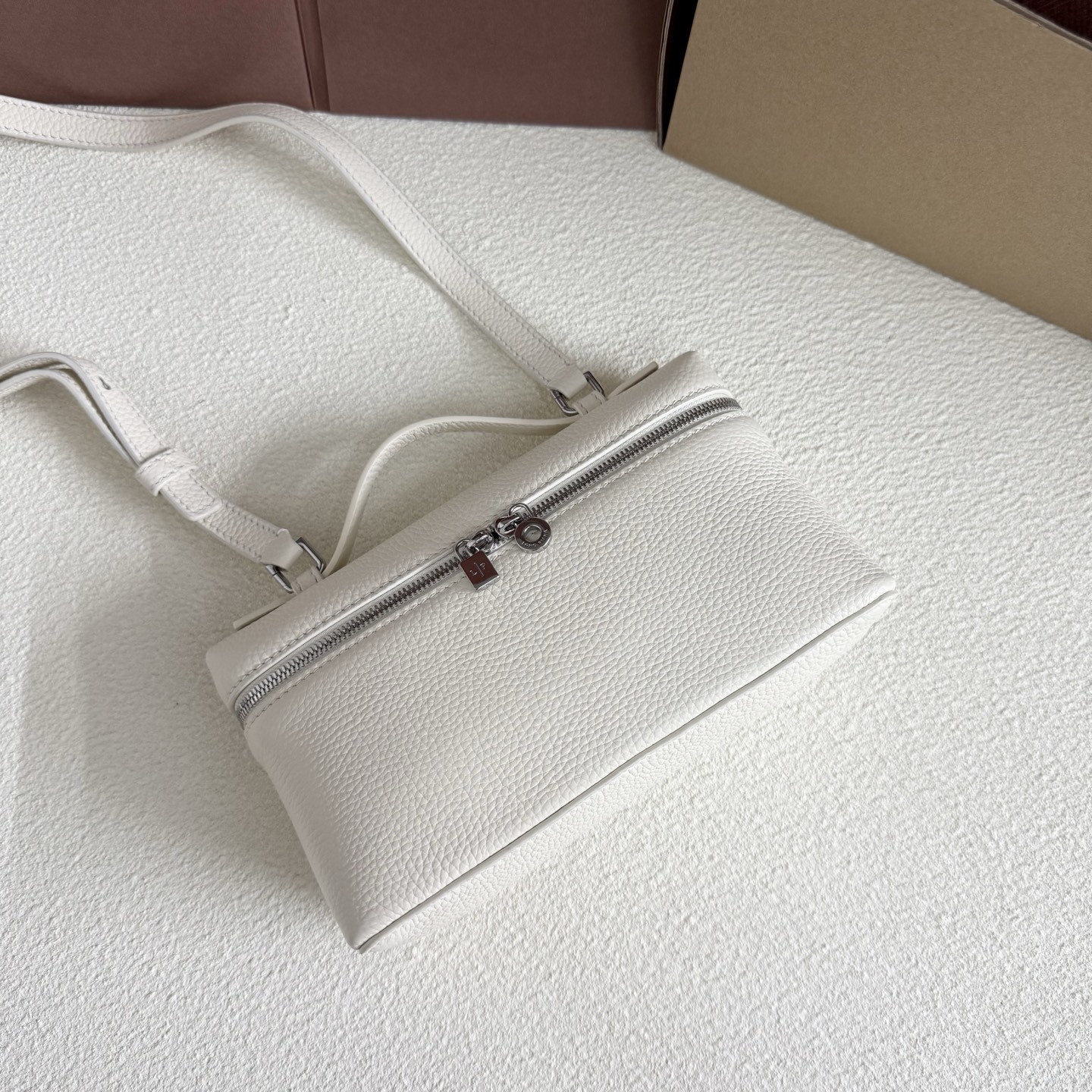 L**o p*ana extra pocket l19 grained calfskin 11 x 19 x 6.5 cm