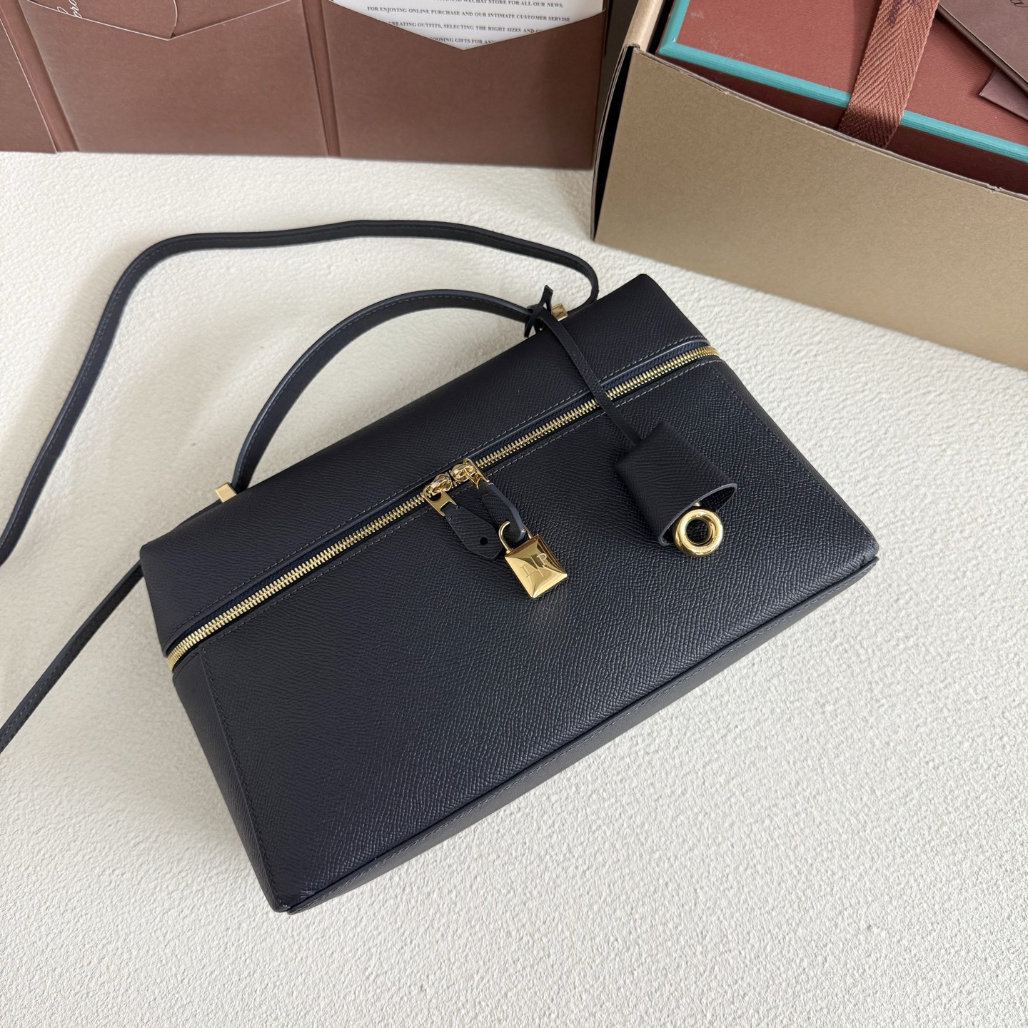 L**o p*ana extra pocket l27 calfskin 16x27x10cm