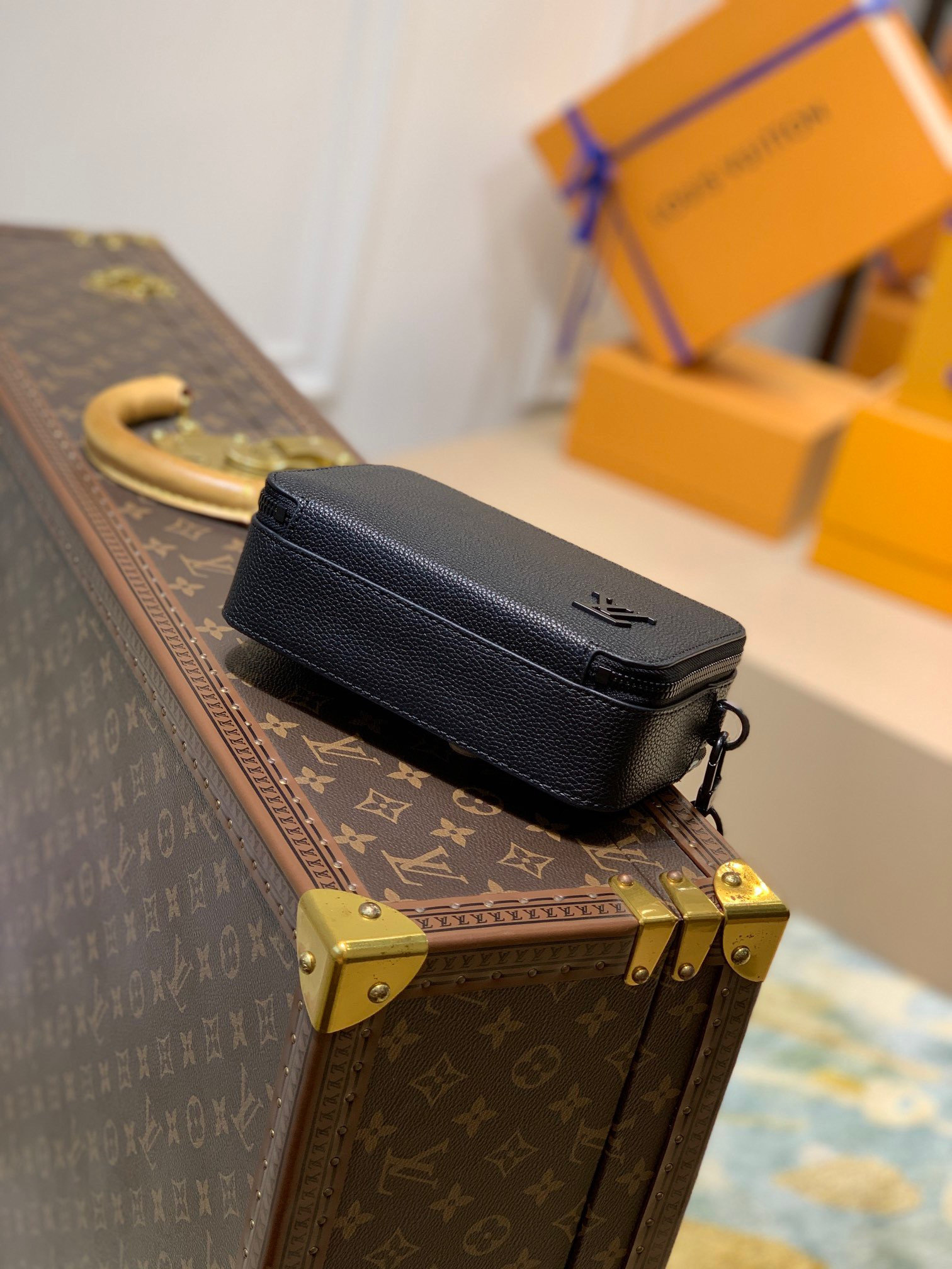 LV ALPHA WEARABLE WALLET M59161