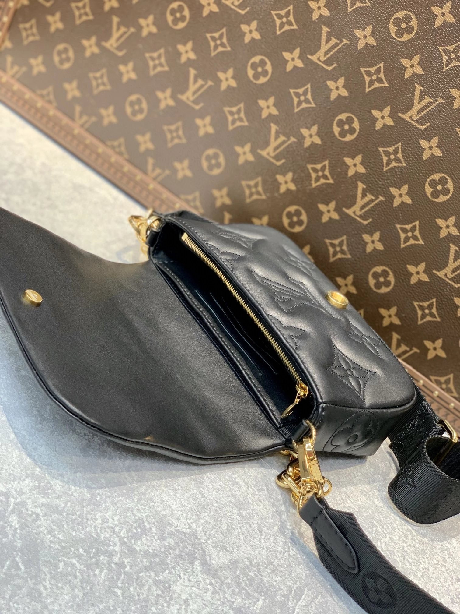 LV WALLET ON STRAP BUBBLEGRAM M81398