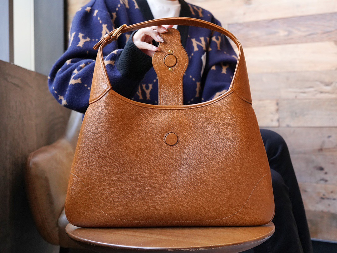 Aphrodite medium shoulder bag