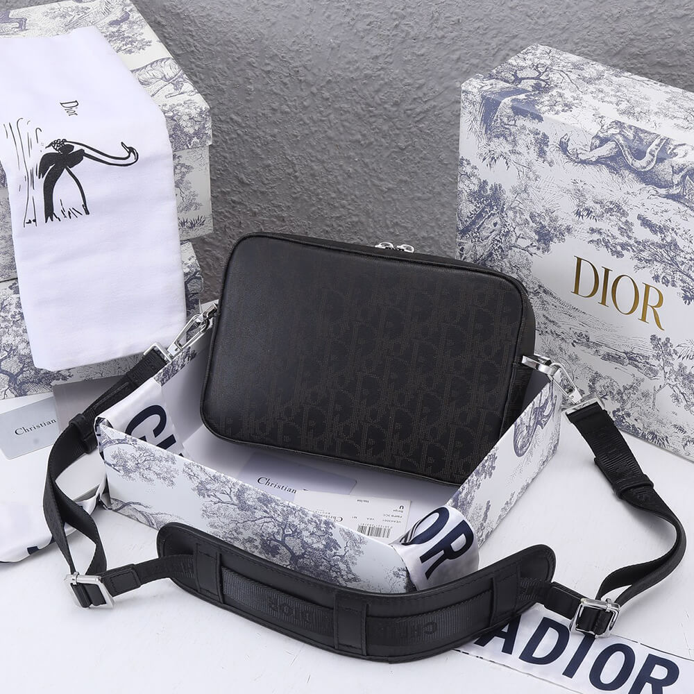 D*or safari messenger bag
