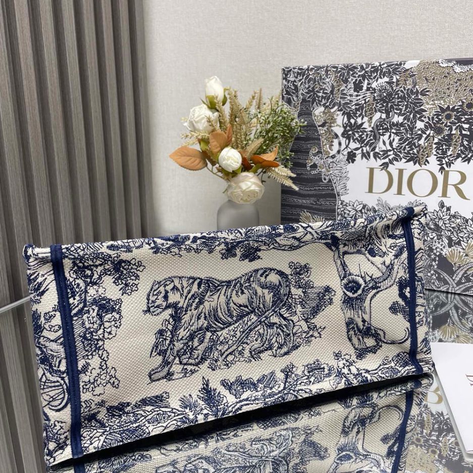 D*or medium D*or book tote