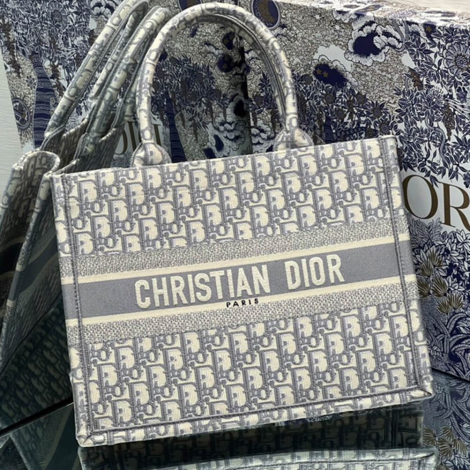 medium D*or book tote
